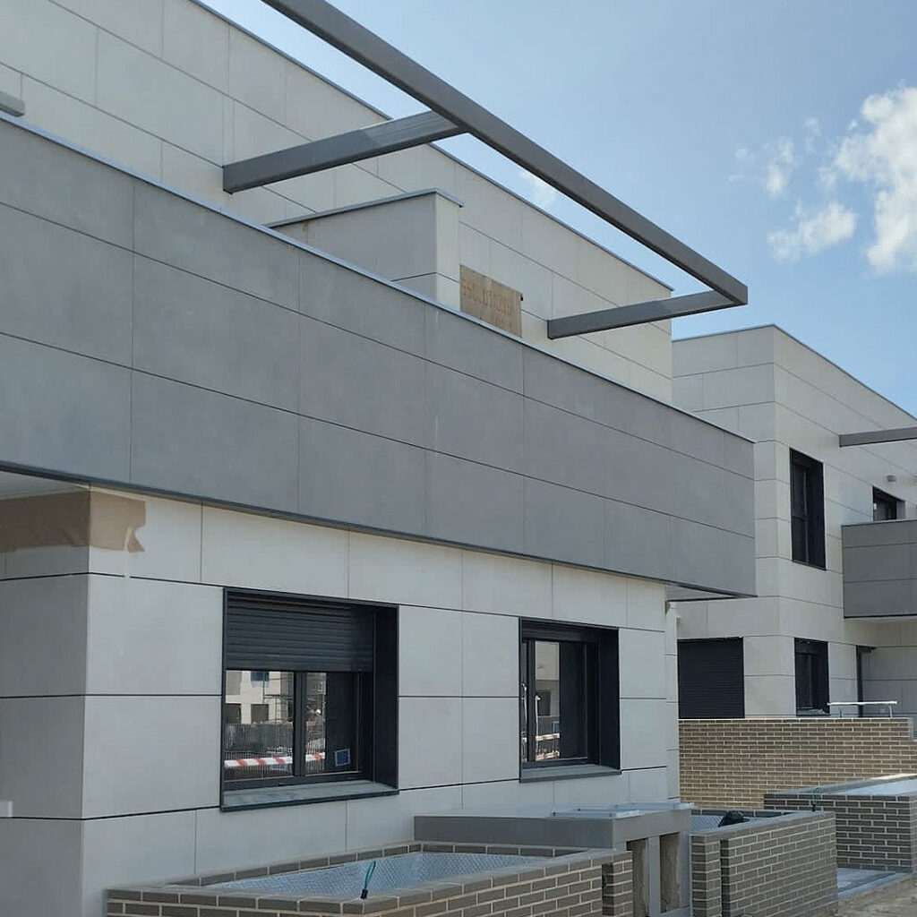 Exterior edificio blanco con ventanas en el bajo