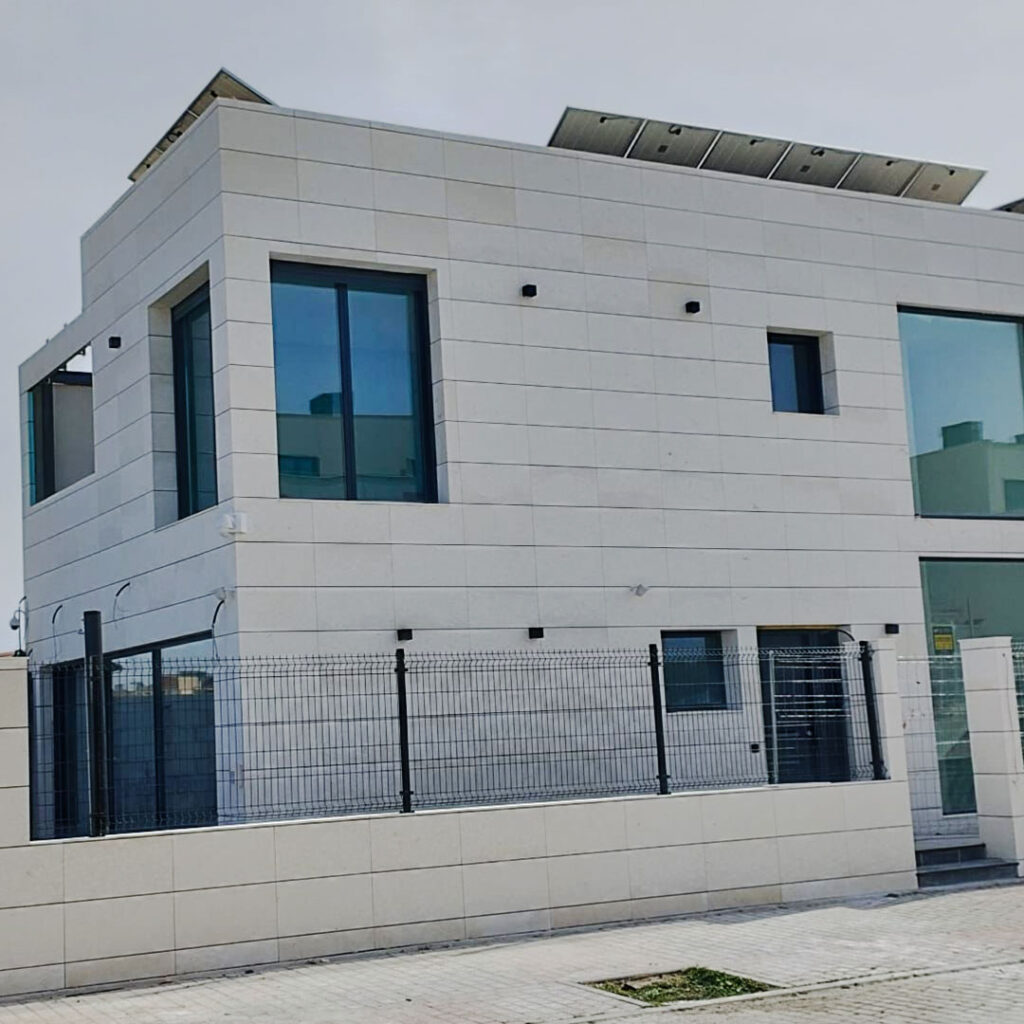 Edificio perimetral con valla blanco